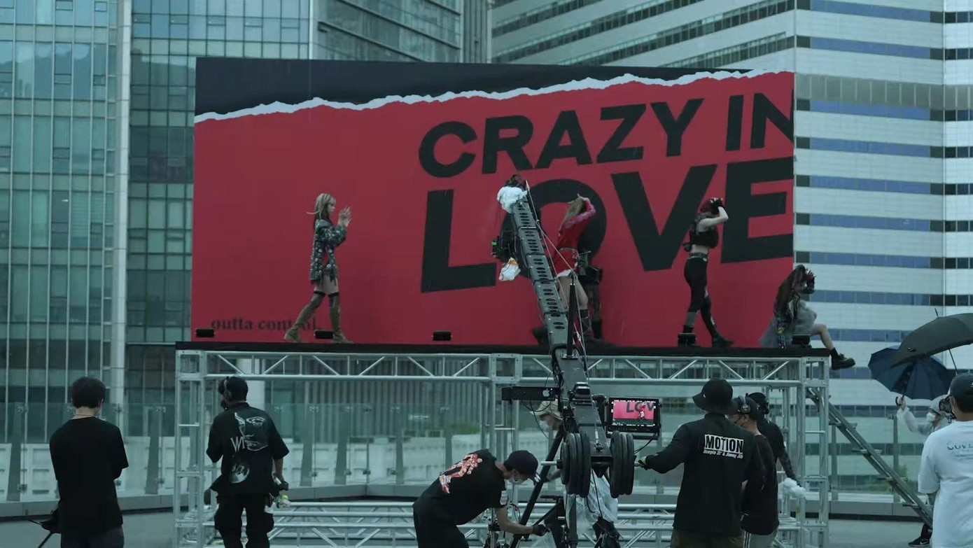 Sân khấu ngoài trời dành riêng cho ITZY. - Nguồn: @Gong_iiil, @lov4itzy. Sân khấu ngoài trời dành riêng cho ITZY. - Nguồn: @Gong_iiil, @lov4itzy.