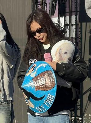 Jennie ngắm nghía món quà được người hâm mộ tặng.