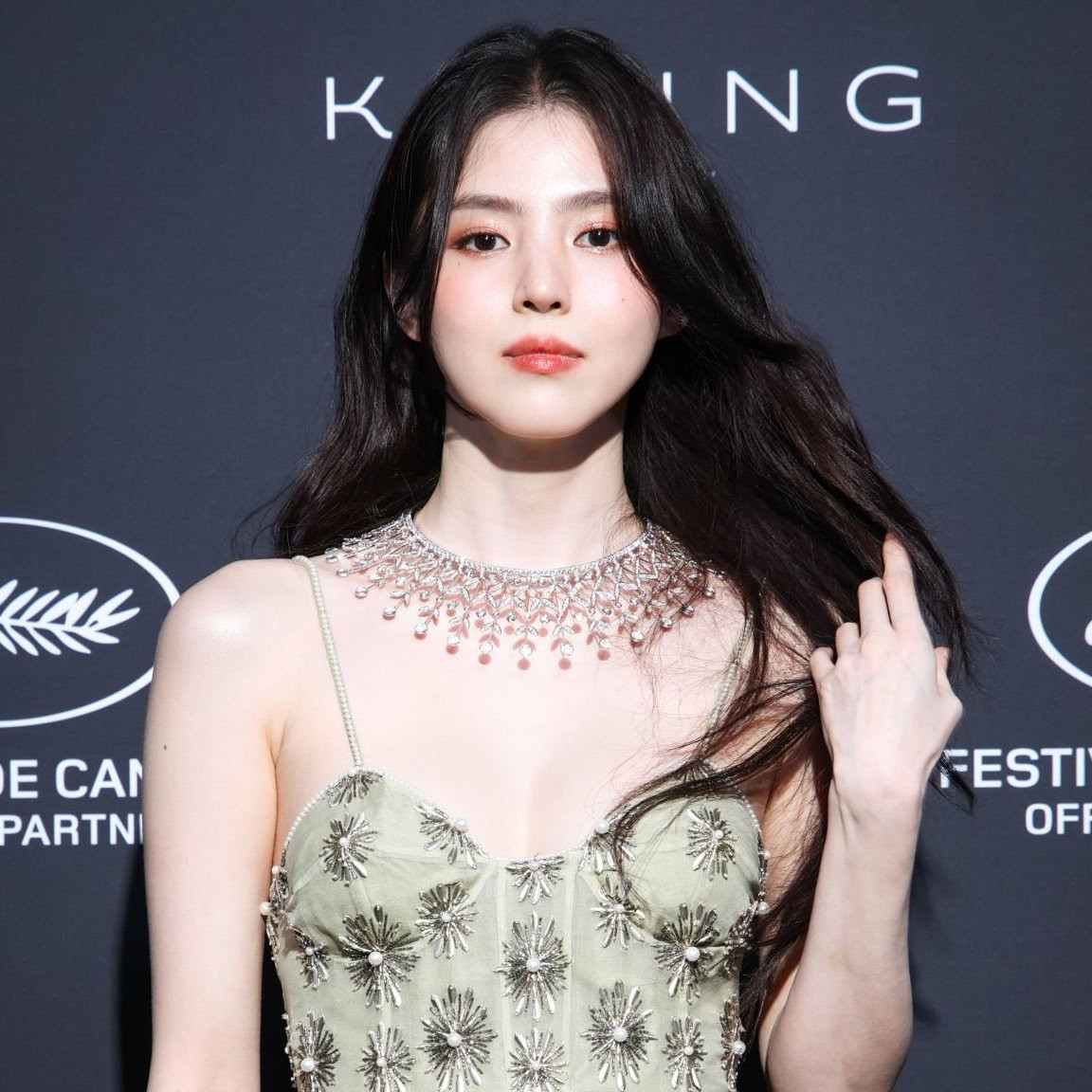 Nhiều cư dân mạng tinh ý nhận ra chiếc vòng cổ Mina đeo có nét tương đồng với mẫu Le Col bạc tỷ thuộc BST "The Power of Couture" từng được Han So Hee diện khi dự Cannes 2024.