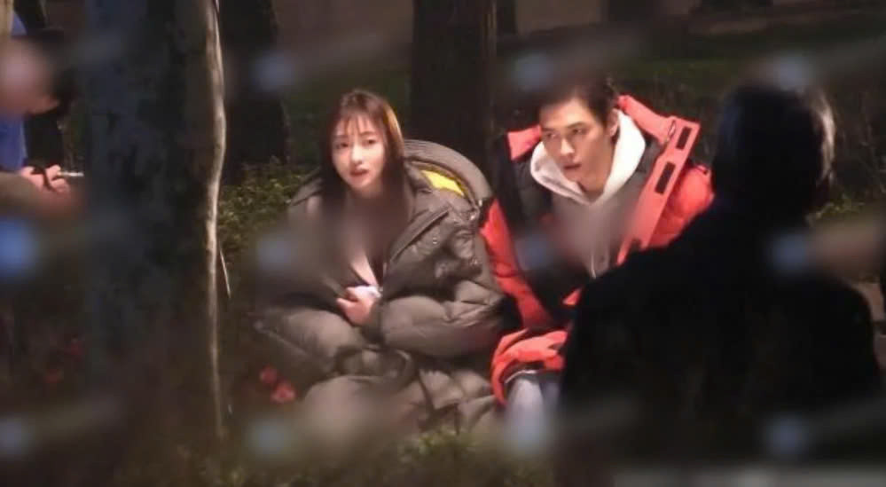 Ngô Cẩn Ngôn và Hồng Nghiêu từng hợp tác ở nhiều bộ phim, nhưng không mấy khi là một cặp trên màn ảnh. Ngô Cẩn Ngôn và Hồng Nghiêu từng hợp tác ở nhiều bộ phim, nhưng không mấy khi là một cặp trên màn ảnh.