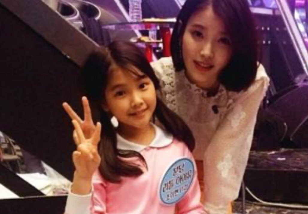 Ngoại hình trong sáng, đáng yêu của cô bé được nhận xét là có nhiều nét tương đồng với IU.