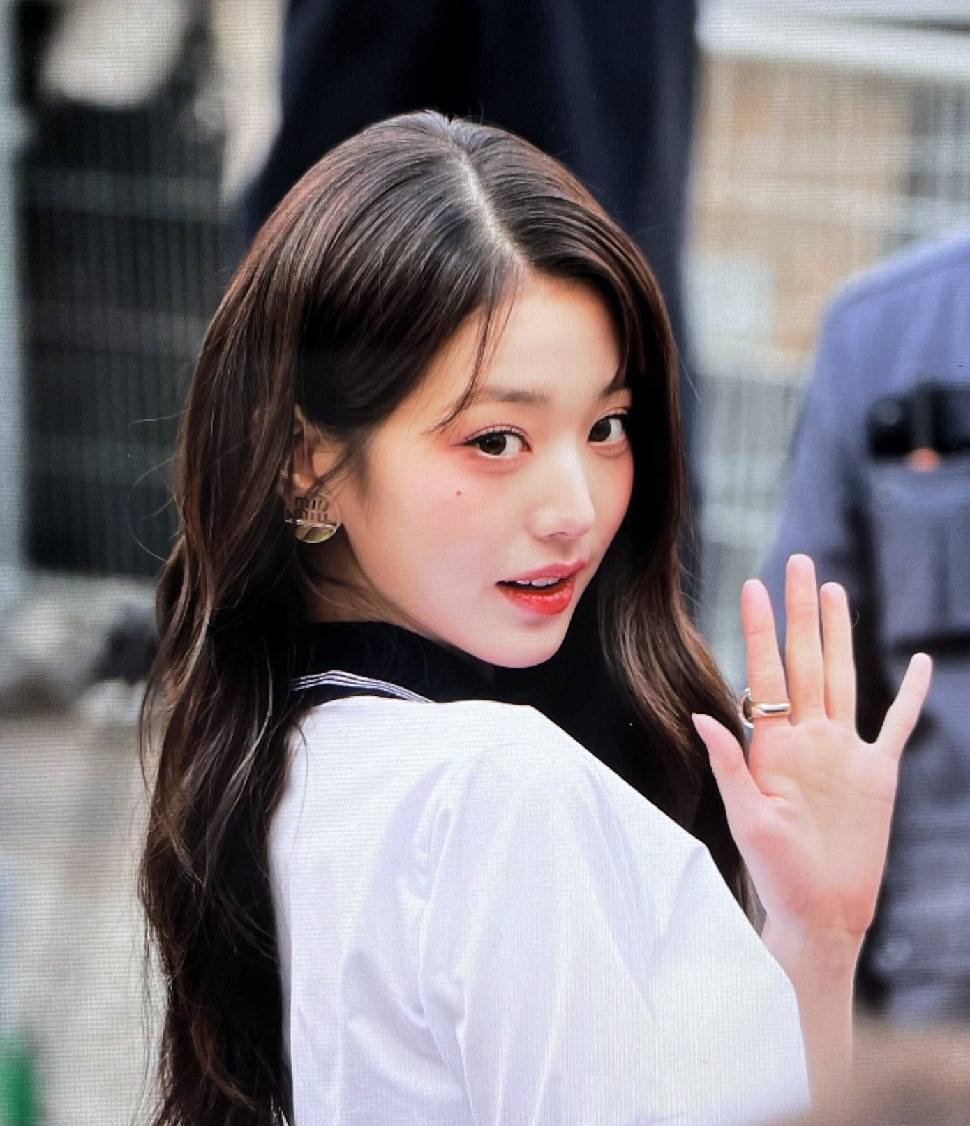 Cận cảnh làn da đẹp không tì vết của nữ thần tượng.