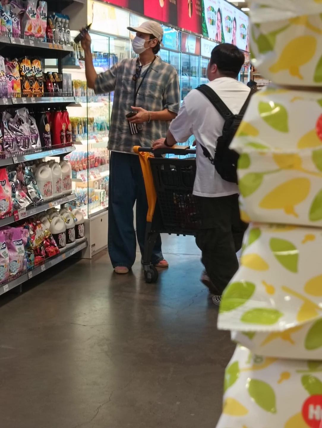 Hình ảnh mang đậm "chất liệu bạn trai" của Lee Kwang Soo trong chiếc áo sơ mi kẻ sọc trắng xanh cùng quần bò ống rộng.