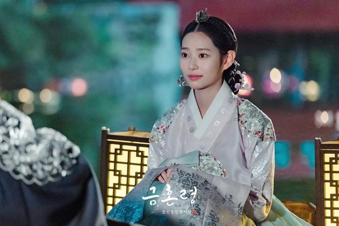 Thái tử phi Ahn Ja Yeon (do Kim Min Joo đảm nhiệm) - người gieo thương nhớ cho nhà vua Lee Heon suốt một thời gian dài.