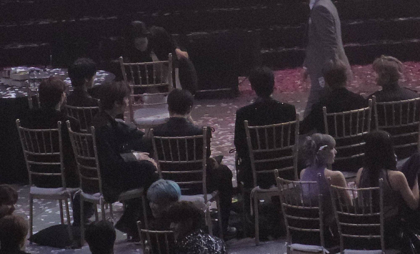 Bên cạnh đó, cảnh tượng ZEROBASEONE "chơi vơi" ngồi quanh chiếc bàn đang nằm dưới đất cũng khiến khán giả thắc mắc rốt cuộc bàn ở AAA được làm từ gì mà dễ gãy như vậy. Bên cạnh đó, cảnh tượng ZEROBASEONE "chơi vơi" ngồi quanh chiếc bàn đang nằm dưới đất cũng khiến khán giả thắc mắc rốt cuộc bàn ở AAA được làm từ gì mà dễ gãy như vậy.