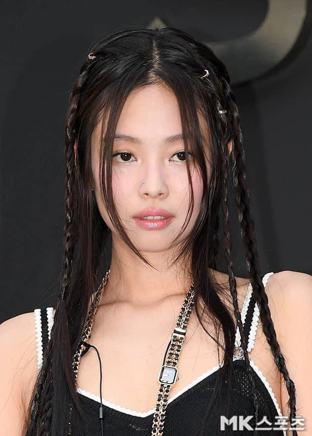 Kiểu tóc bím đáng yêu và khuyên mũi cá tính lại càng làm tăng nét độc đáo cho nữ idol.