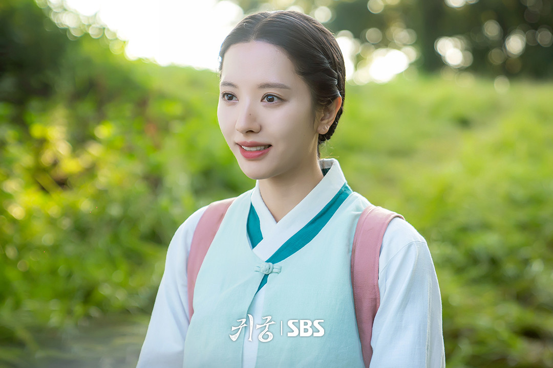 Bona tiếp tục vấp phải một số ý kiến trái chiều tương tự về khả năng diễn xuất của mình trong The Haunted Palace, vai pháp sư Yeo Ri. Bona tiếp tục vấp phải một số ý kiến trái chiều tương tự về khả năng diễn xuất của mình trong The Haunted Palace, vai pháp sư Yeo Ri.