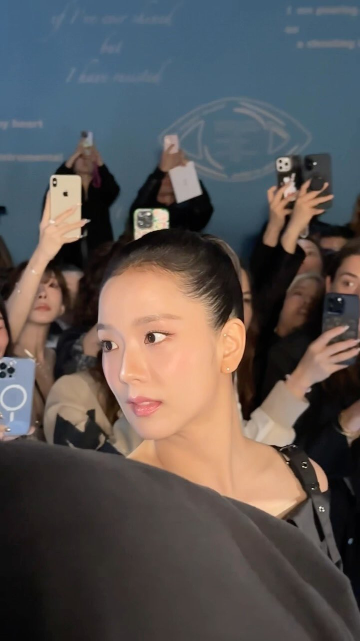 Cận cảnh lớp trang điểm trong veo của chị cả nhóm BLACKPINK.