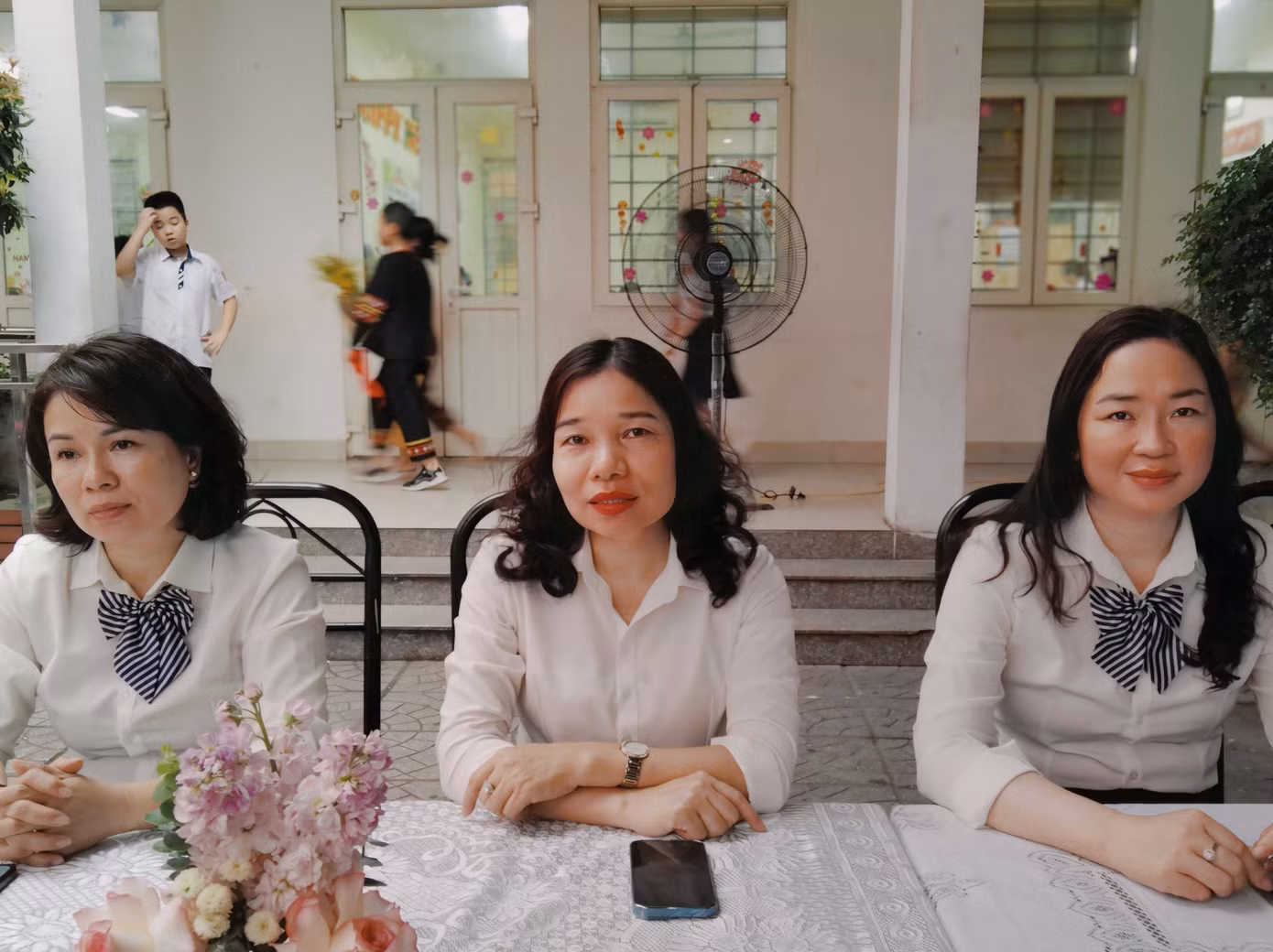 Các cô trong ban giám hiệu nhà trường theo dõi Liên hoan cùng các em học sinh.