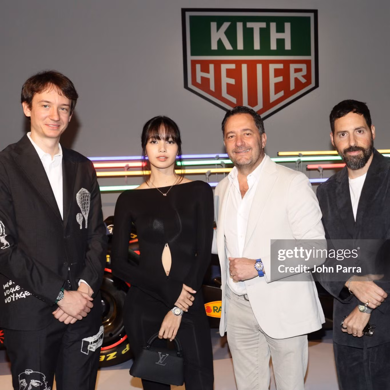 Bức ảnh toát lên "mùi quyền lực" của Frédéric Arnault, Lisa, Julien và Ronnie Fieg.