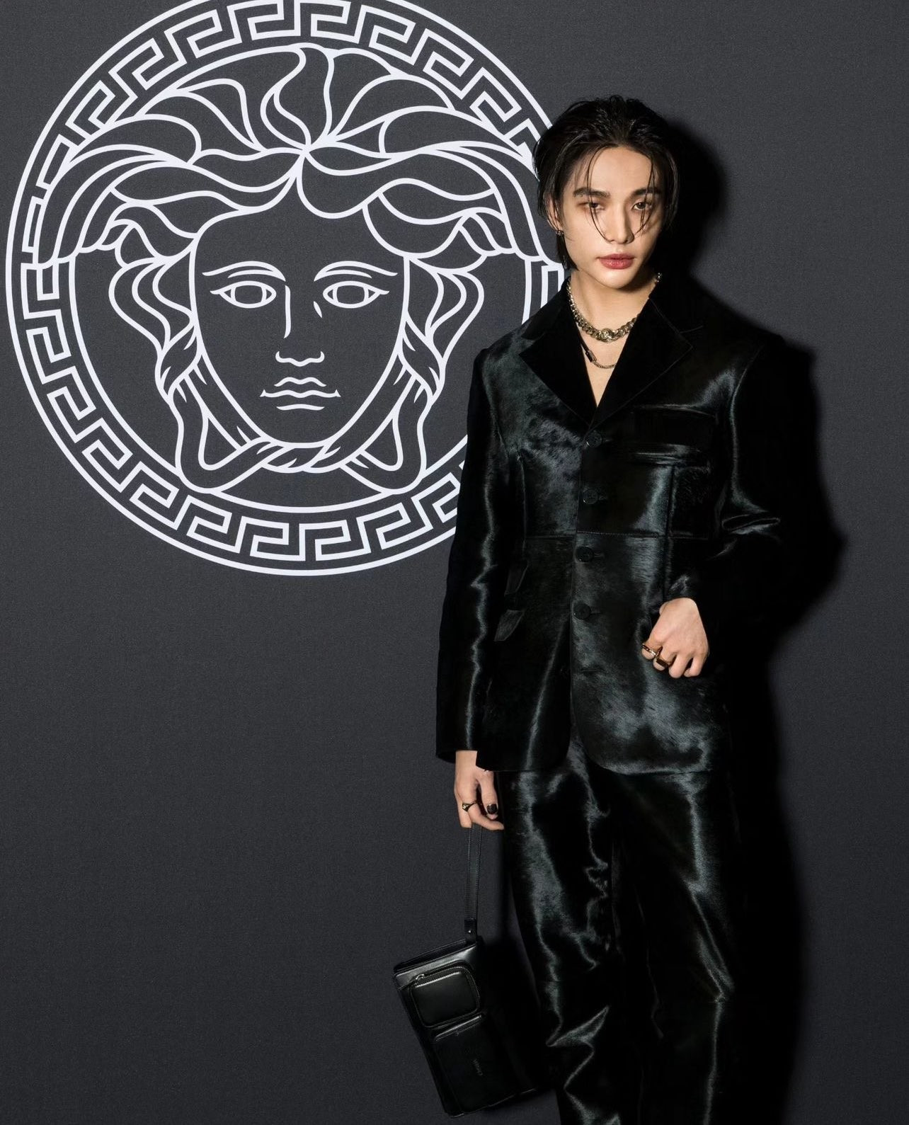 Vẻ ngoài điển trai cùng gu thời trang ổn định của nam ca sĩ giúp anh trở thành ngôi sao dẫn đầu bảng tổng kết chỉ số EMV tại Milan Fashion Week 2024 hồi đầu năm nay.