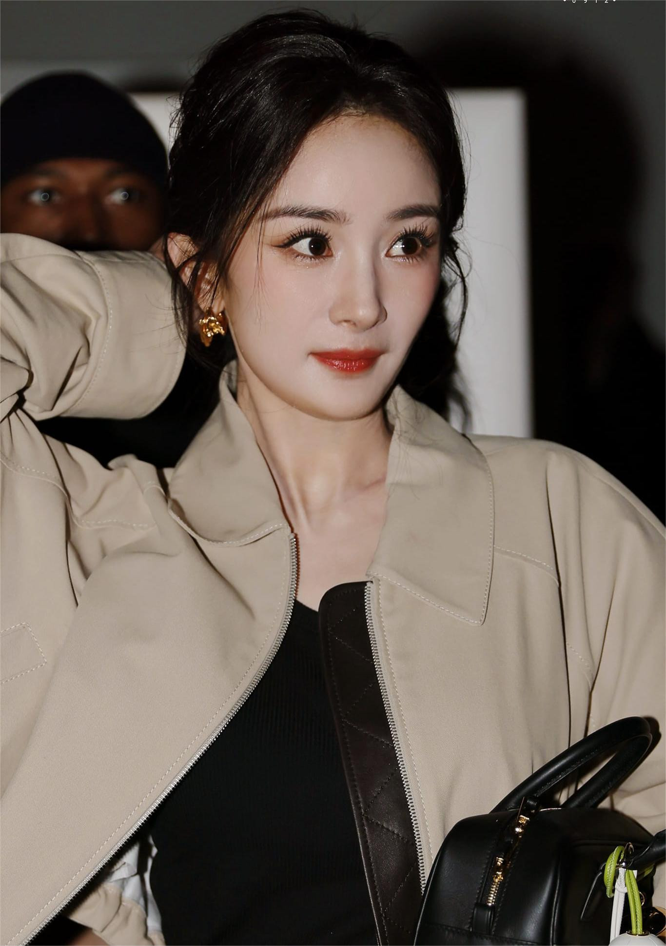 Cận cảnh lớp trang điểm đẹp không tỳ vết của mỹ nhân xứ Trung. Kiểu make-up quen thuộc với Dương Mịch nhưng luôn hợp với cô và nhất là trong lần dự sự kiện này.