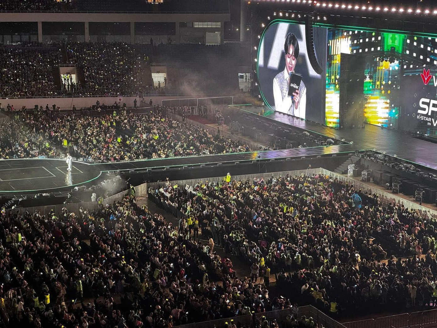 May mắn thay, thời tiết đã ổn hơn khi đại nhạc hội chính thức bắt đầu. May mắn thay, thời tiết đã ổn hơn khi đại nhạc hội chính thức bắt đầu.