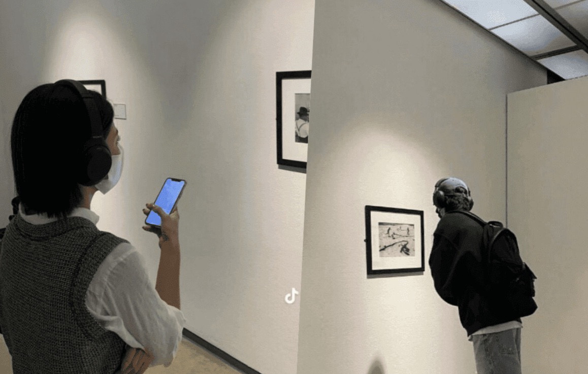 Cả hai cùng xuất hiện tại nhiều địa điểm giống nhau. Cả hai cùng xuất hiện tại nhiều địa điểm giống nhau.