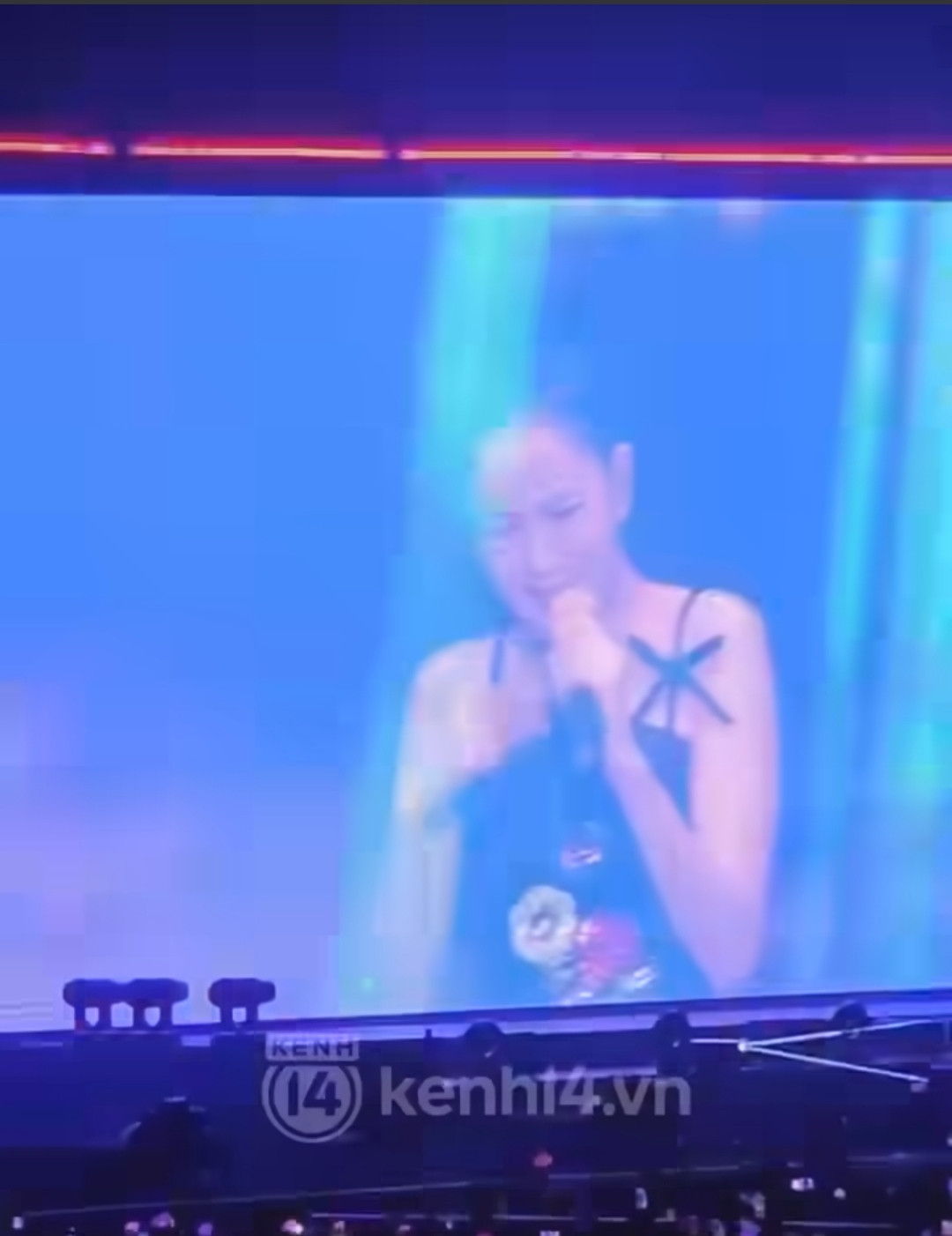 Jisoo co rúm người khi thấy bọ tại sân khấu. - Nguồn: Kênh 14