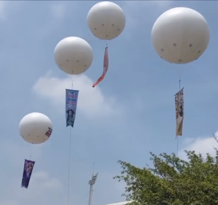 Fan của từng thành viên cũng đã đem đến bong bóng khổng lồ có gắn hình cổ vũ các cô gái. Fan của từng thành viên cũng đã đem đến bong bóng khổng lồ có gắn hình cổ vũ các cô gái.