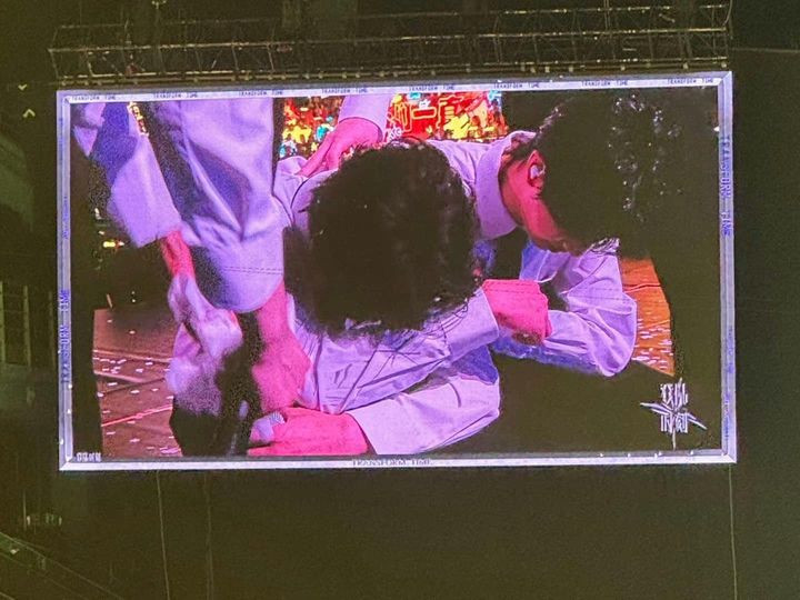 Hình ảnh Mục Chỉ Thừa gục mặt khóc khiến người hâm mộ không khỏi xót xa. Hình ảnh Mục Chỉ Thừa gục mặt khóc khiến người hâm mộ không khỏi xót xa.