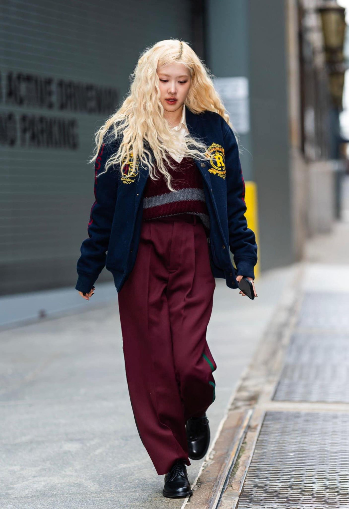 Tổng giá trị bộ trang phục này của Rose lên tới hơn 668 triệu đồng. Tổng giá trị bộ trang phục này của Rose lên tới hơn 668 triệu đồng.