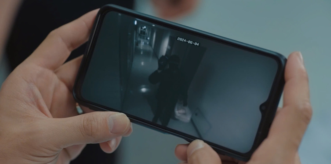 Tên bắt cóc không ngần ngại thách thức Baek Sa Eon qua camera an ninh. Tên bắt cóc không ngần ngại thách thức Baek Sa Eon qua camera an ninh.