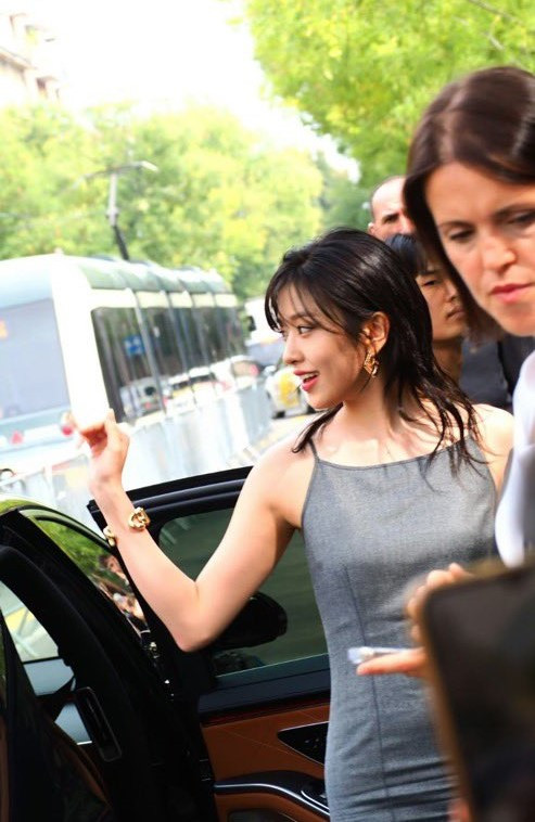 Nữ thần tượng sinh năm 2003 chính là đại sứ Hàn Quốc duy nhất của FENDI có mặt ở Milan. Nữ thần tượng sinh năm 2003 chính là đại sứ Hàn Quốc duy nhất của FENDI có mặt ở Milan.