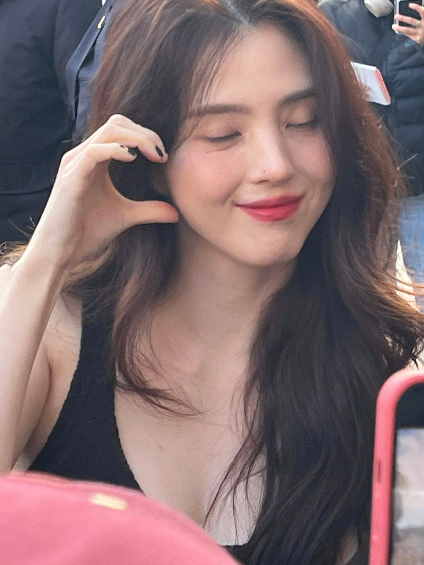 Cận cảnh làn da không tì vết của Han So Hee qua cam thường.