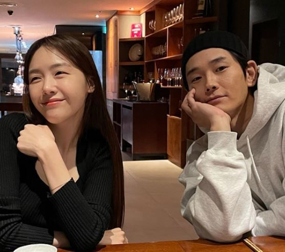 Thông báo kết hôn của hai ngôi sao Hàn Quốc khiến cư dân mạng không khỏi bất ngờ vì trước đó cả hai chưa từng xác nhận hẹn hò.