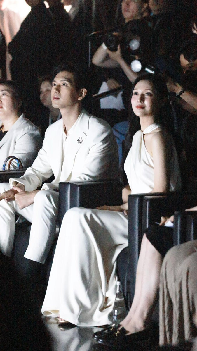 Hai diễn viên được xếp ngồi ngay tại hàng ghế đầu của sự kiện.