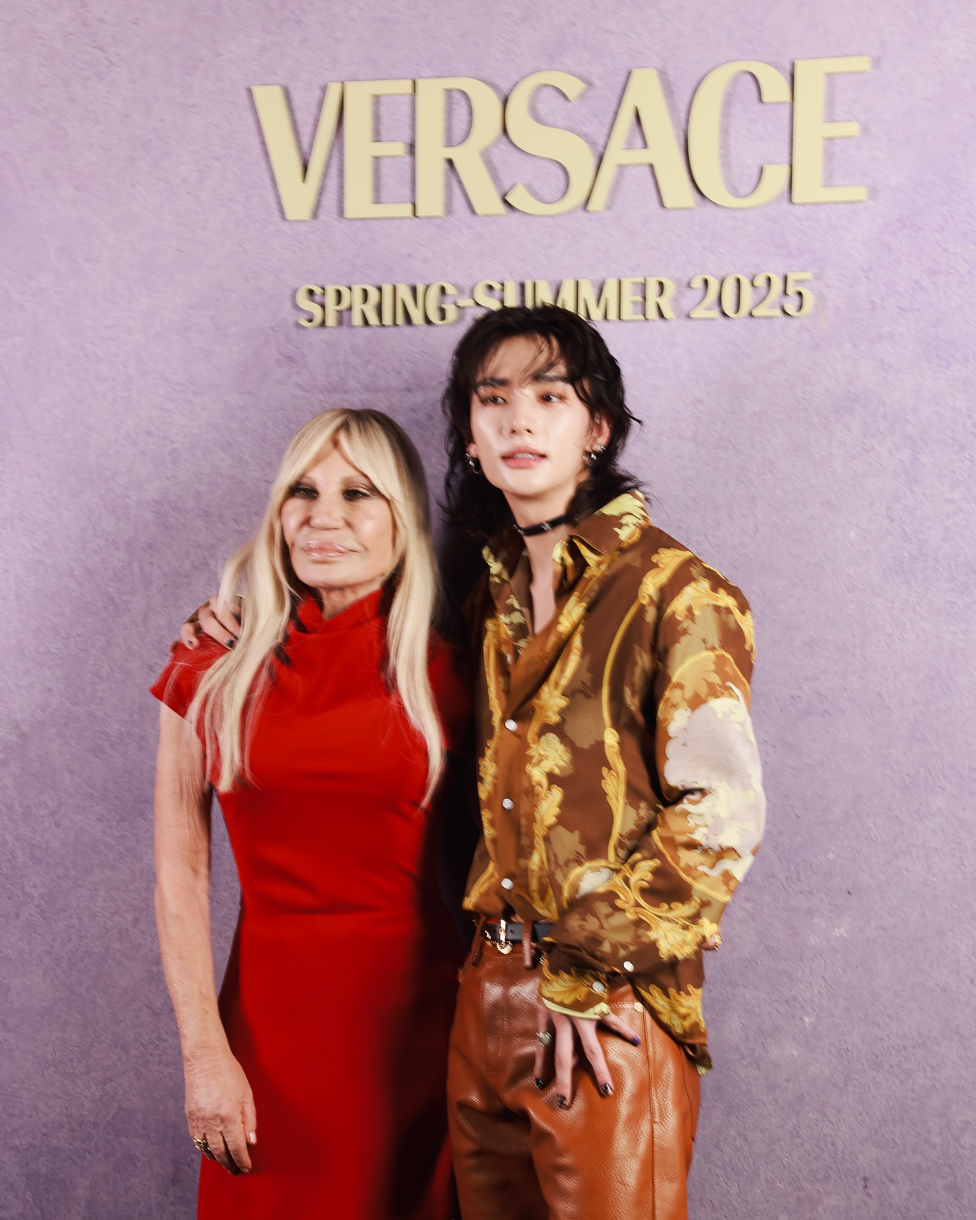 "Hoàng tử Versace" tạo dáng cùng Giám đốc điều hành Donatella Versace.