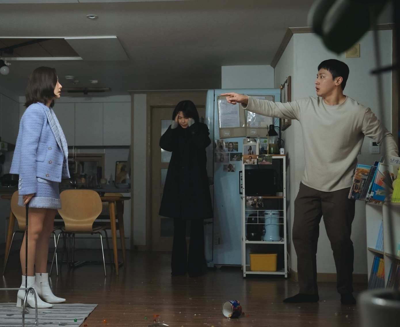 Trong phim, Jang Jae Ho vào vai người chồng bỉ ổi khi không quan tâm đến gia tình, ngoại tình tại quán ăn nhà vợ, thậm chí sẵn sàng bạo hành vợ. Do tương tác trên phim có phần căng thẳng nên thông báo kết hôn của cặp đôi khiến không ít khán giả bất ngờ. Trong phim, Jang Jae Ho vào vai người chồng bỉ ổi khi không quan tâm đến gia tình, ngoại tình tại quán ăn nhà vợ, thậm chí sẵn sàng bạo hành vợ. Do tương tác trên phim có phần căng thẳng nên thông báo kết hôn của cặp đôi khiến không ít khán giả bất ngờ.