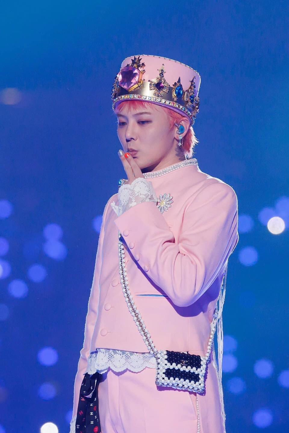 Tái xuất làng nhạc sau 7 năm ngủ đông với ca khúc solo Power, G-Dragon chưa hề quảng bá ca khúc ở bất kỳ sân khấu âm nhạc nào.