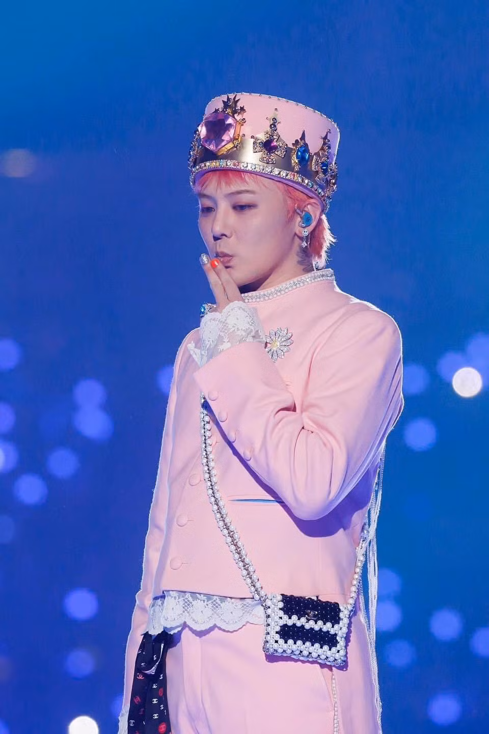 Tái xuất làng nhạc sau 7 năm ngủ đông với ca khúc solo Power, G-Dragon chưa hề quảng bá ca khúc ở bất kỳ sân khấu âm nhạc nào.