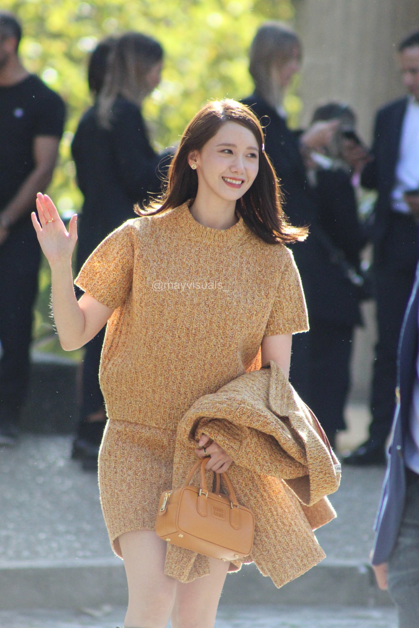 Việc ngừng hợp tác với Miu Miu và tiếp xúc với Valentino của Yoona đã khiến công chúng háo hức chờ đợi danh phận mới của cô với thương hiệu này. Việc ngừng hợp tác với Miu Miu và tiếp xúc với Valentino của Yoona đã khiến công chúng háo hức chờ đợi danh phận mới của cô với thương hiệu này.