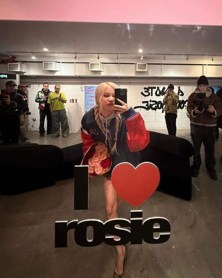 Phong cách "girl phố" nhưng vẫn toát khí chất "xinh ngoan" của Rosé. Phong cách "girl phố" nhưng vẫn toát khí chất "xinh ngoan" của Rosé.