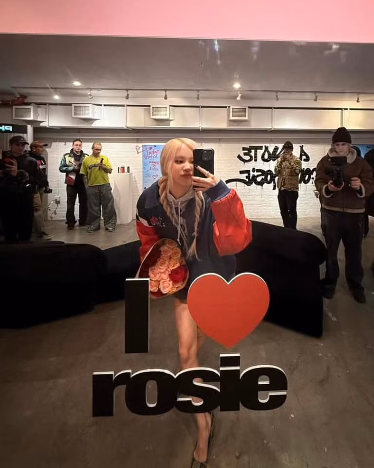 Phong cách "girl phố" nhưng vẫn toát khí chất "xinh ngoan" của Rosé.