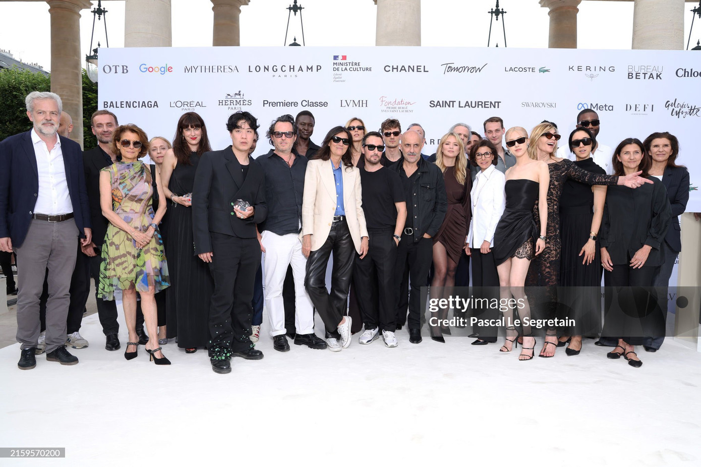 Bức ảnh đầy quyền lực giữa Rosé cùng những gương mặt đình đám trong làng thời trang, nữ thần tượng sinh năm 1997 cũng là vị giám khảo trẻ tuổi nhất của giải thưởng này. Bức ảnh đầy quyền lực giữa Rosé cùng những gương mặt đình đám trong làng thời trang, nữ thần tượng sinh năm 1997 cũng là vị giám khảo trẻ tuổi nhất của giải thưởng này.