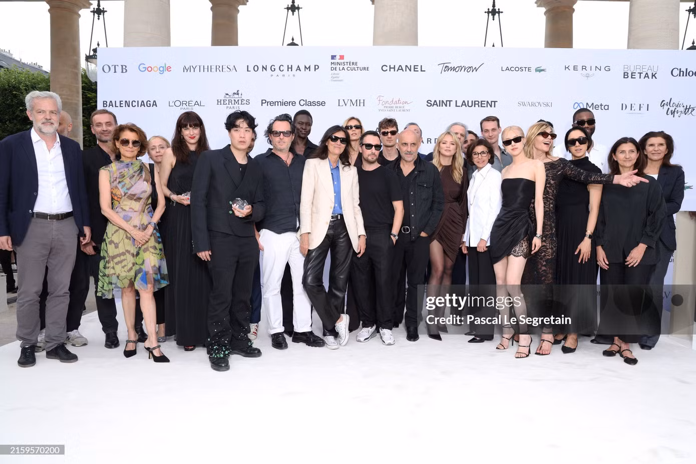 Bức ảnh đầy quyền lực giữa Rosé cùng những gương mặt đình đám trong làng thời trang, nữ thần tượng sinh năm 1997 cũng là vị giám khảo trẻ tuổi nhất của giải thưởng này.