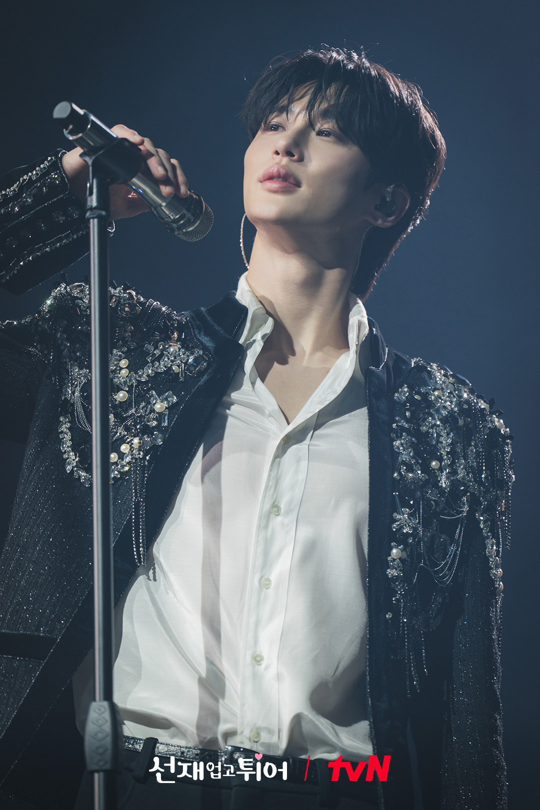 Nhờ được khích lệ thường xuyên, Byeon Woo Seok đã quyết định thử sức với diễn xuất và thành công như hiện tại. Sau khi Lovely Runner lên sóng, nhiều fan còn đề xuất anh thử sức làm ca sĩ vì visual tới giọng hát cũng "over hợp".