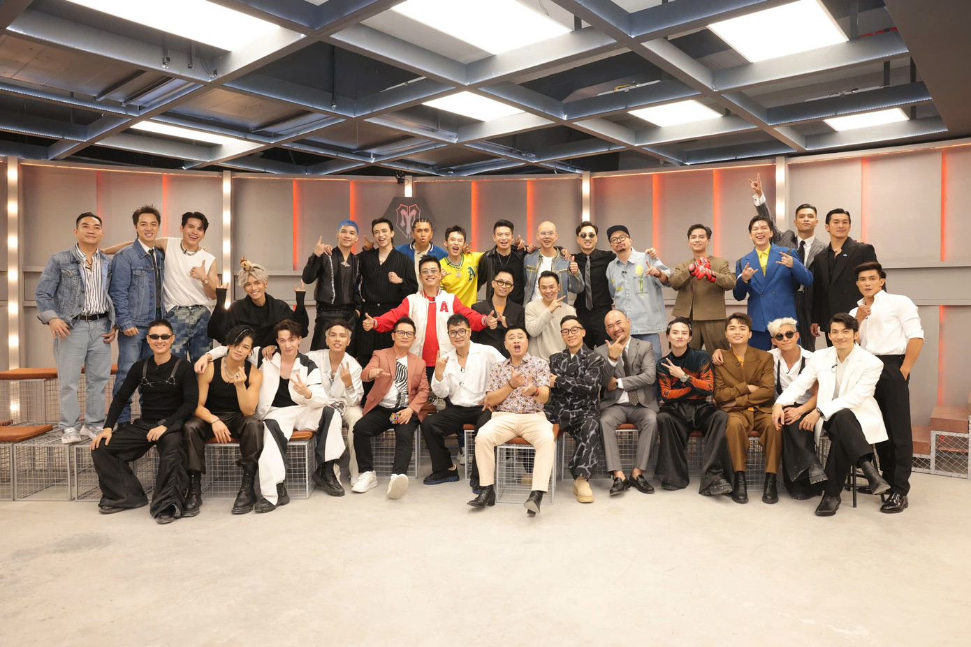 Các "anh tài" đem tới nguồn năng lượng, bản lĩnh, tính cách khác nhau nhưng lại gắn bó, hòa hợp trong "nhà chung" của Anh Trai Vượt Ngàn Chông Gai. Các "anh tài" đem tới nguồn năng lượng, bản lĩnh, tính cách khác nhau nhưng lại gắn bó, hòa hợp trong "nhà chung" của Anh Trai Vượt Ngàn Chông Gai.