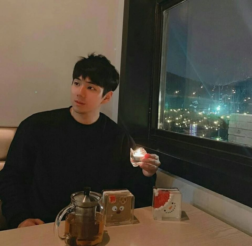 Có thể thấy Jisoo có nhiều nét đẹp giống anh trai như khuôn miệng nhỏ và sống mũi cao, thẳng.