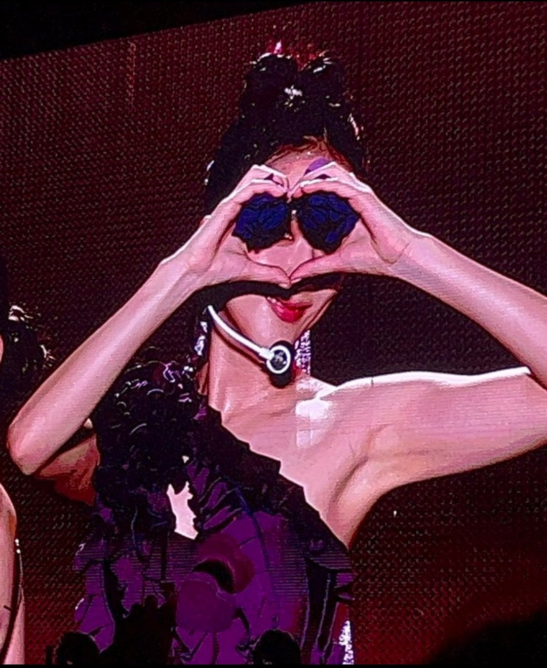 Khoảnh khắc chủ nhân bản hit Flower thả tim khiến fan tan chảy.