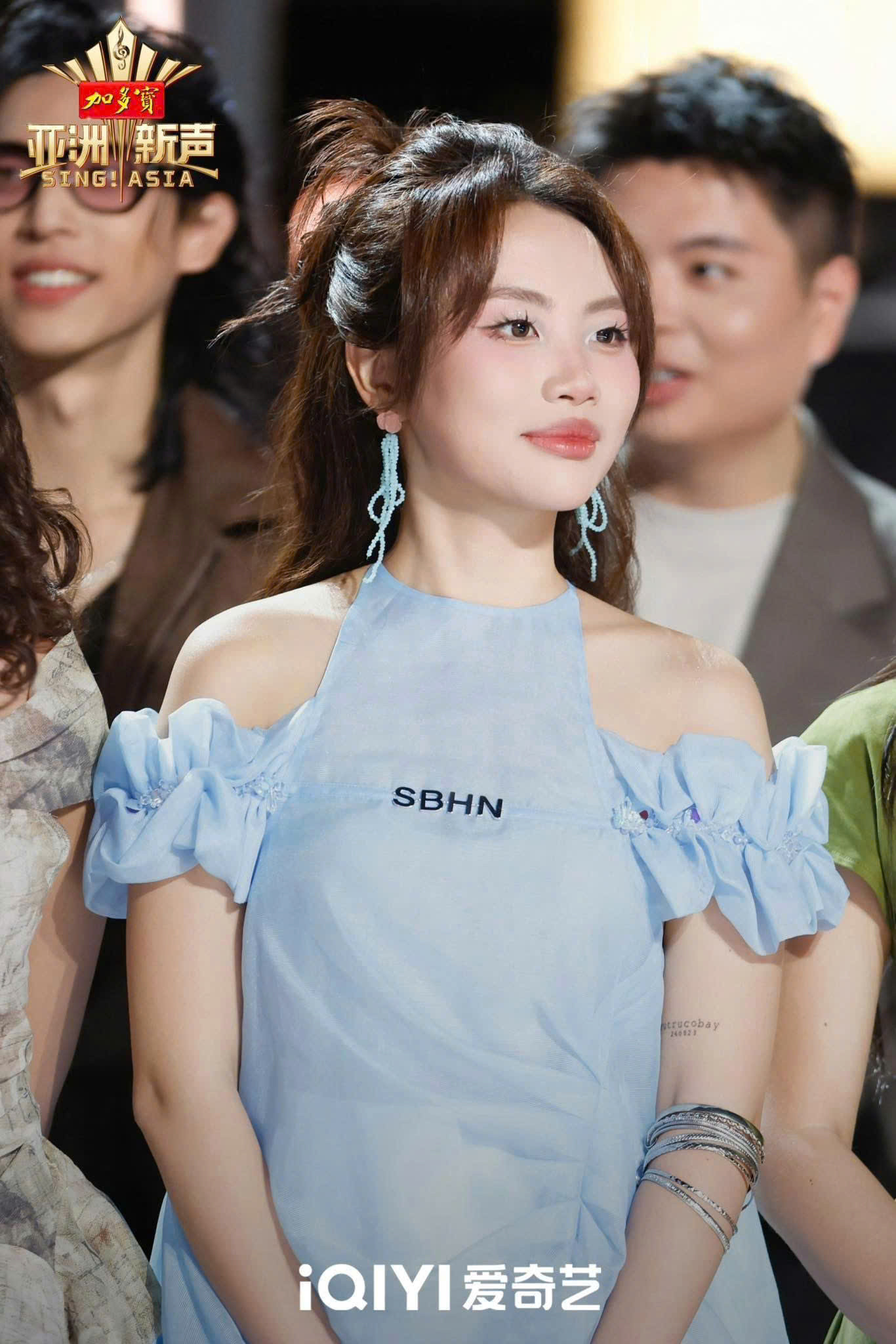 Giọng ca Bóng Phù Hoa rạng rỡ đứng cùng dàn thí sinh.