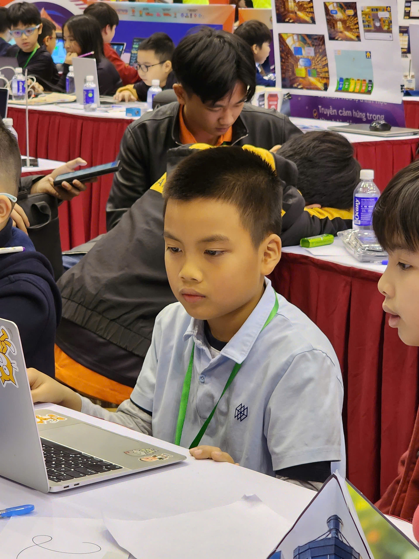 Các thí sinh với sự tập trung cao độ tại cuộc thi. Các thí sinh với sự tập trung cao độ tại cuộc thi.