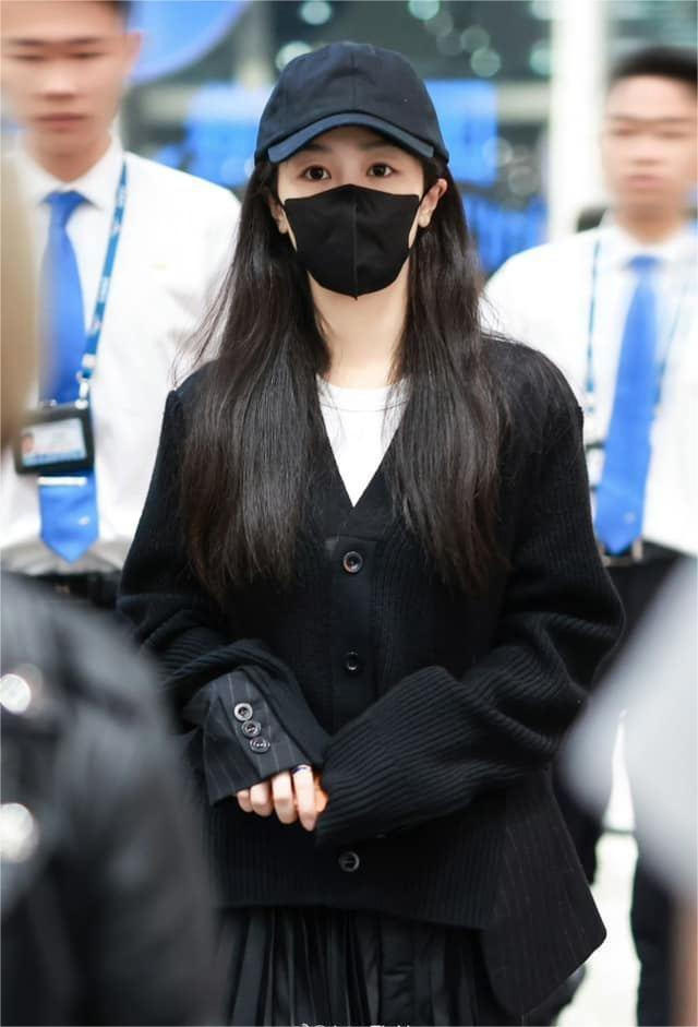 Trong khi đó, Dương Tử chọn cho mình phong cách dịu dàng với áo cardigan len và chân váy xếp ly dài tới mắt cá chân. Trong khi đó, Dương Tử chọn cho mình phong cách dịu dàng với áo cardigan len và chân váy xếp ly dài tới mắt cá chân.