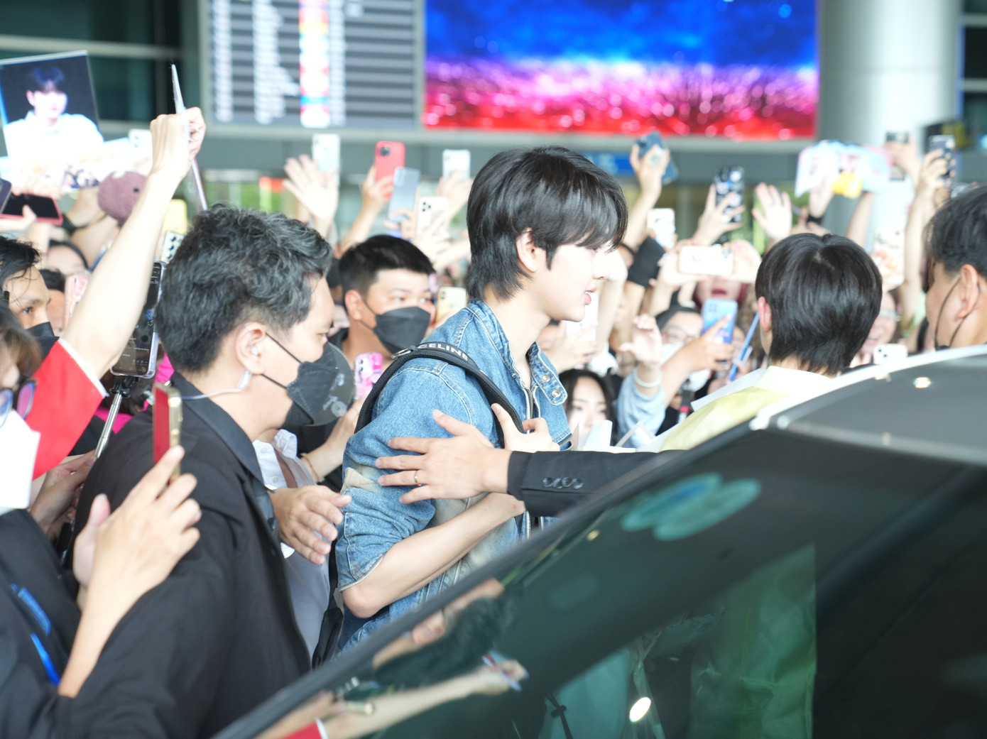 Các thành viên trong vòng vây của người hâm mộ.