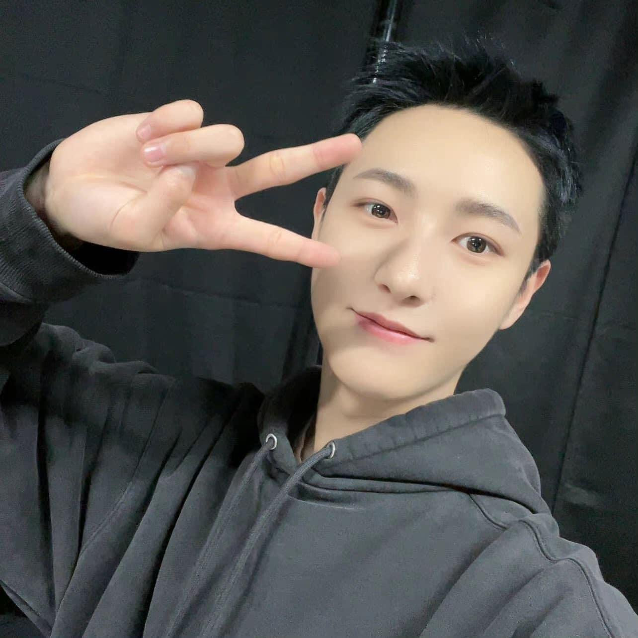 …hay tóc ngắn thì Renjun vẫn khiến fan mê mẩn. …hay tóc ngắn thì Renjun vẫn khiến fan mê mẩn.