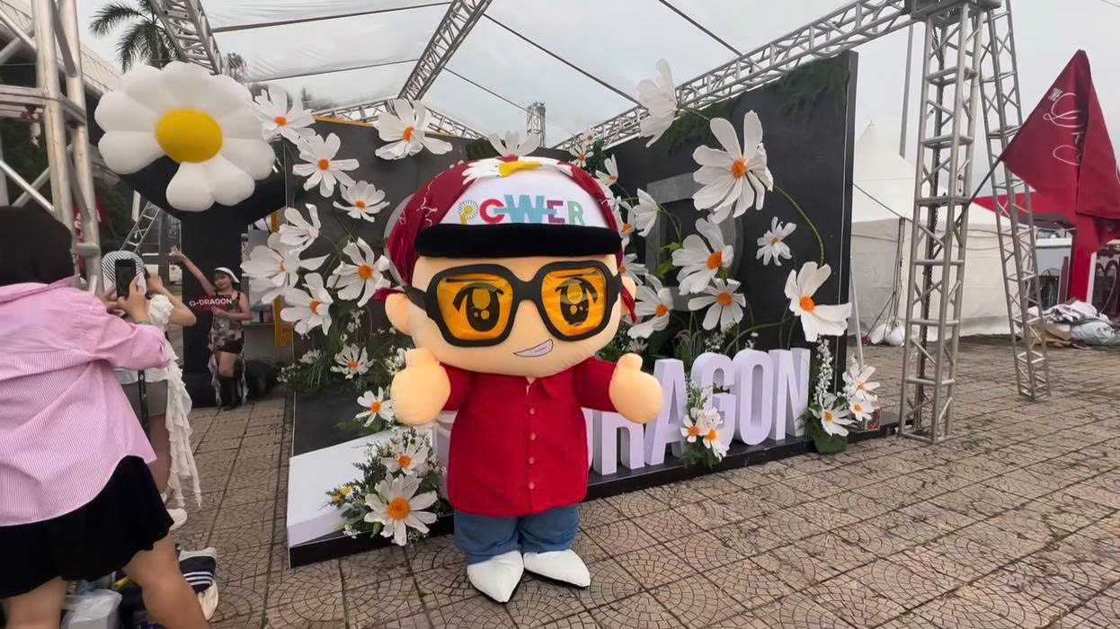 Biểu tượng hoa cúc cao hơn 3m cùng mascot với outfit đậm chất "anh Long".