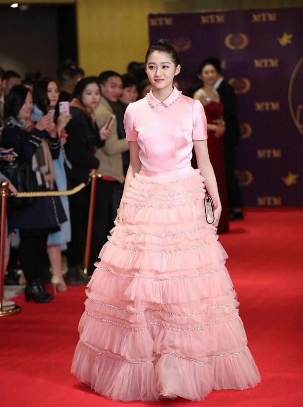 Quan Hiểu Đồng còn được mệnh danh là &quot;trùm mặc xấu&quot; vì những outfit sến sẩm trên thảm đỏ.