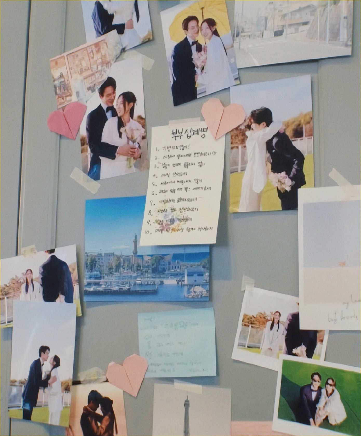 Bên cạnh hình ảnh hạnh phúc của cả hai, khán giả nhanh chóng soi ra 10 quy tắc hôn nhân của SaJoo trong tờ giấy note. Bên cạnh hình ảnh hạnh phúc của cả hai, khán giả nhanh chóng soi ra 10 quy tắc hôn nhân của SaJoo trong tờ giấy note.