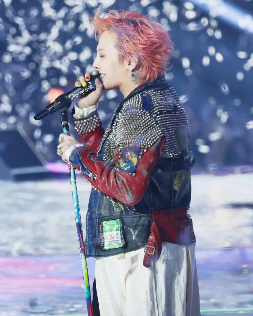 Tổng thể trang phục của giọng ca POWER tại SBS Gayo Daejeon 2024.