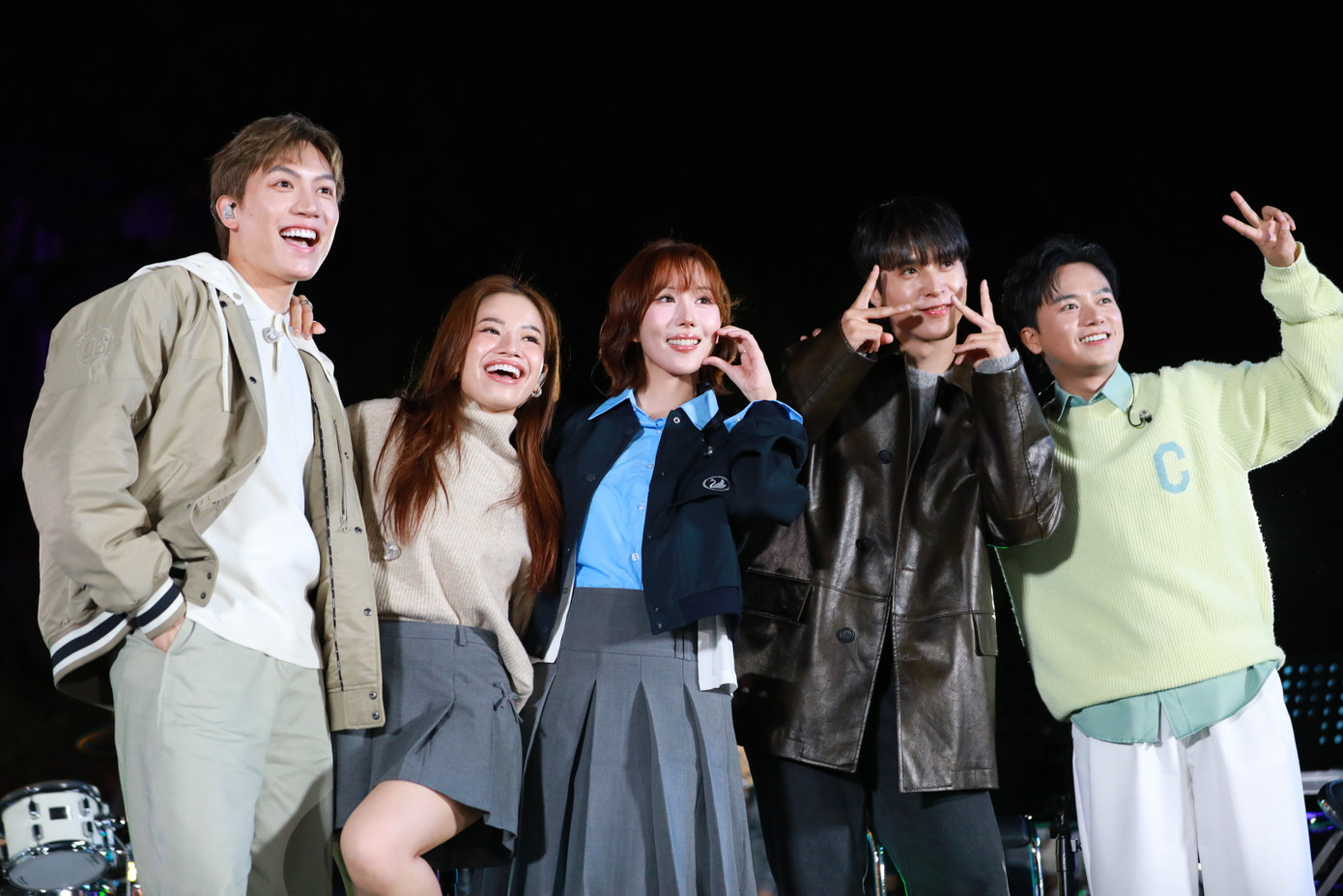 Hình ảnh 5 nghệ sĩ Việt - Hàn vui vẻ check-in cùng nhau. Hình ảnh 5 nghệ sĩ Việt - Hàn vui vẻ check-in cùng nhau.